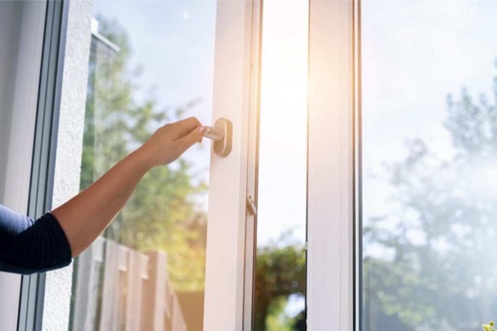 Vous ne croirez jamais ce que ma grand-mère faisait sur les fenêtres en automne pour économiser de l'électricité